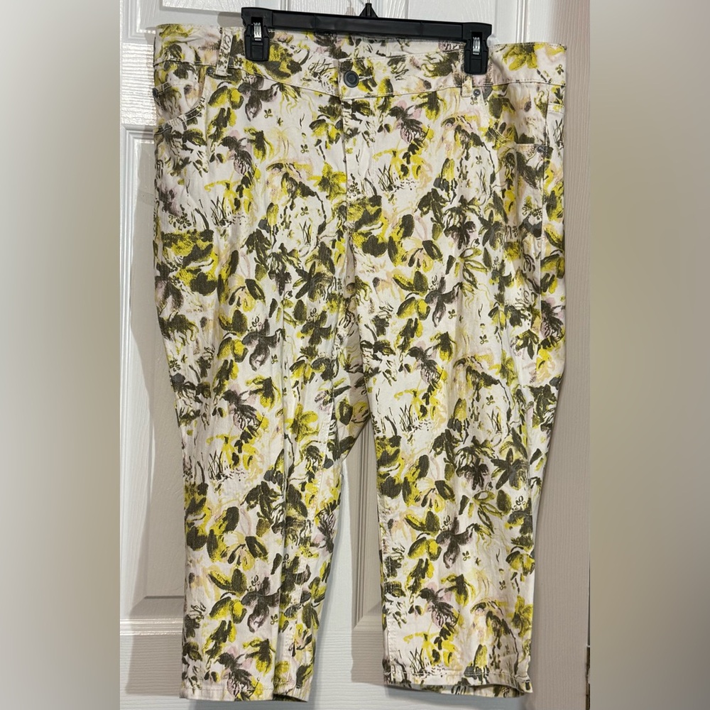 Lane Bryant Capri Pants SZ 18 Floral Print White Yellow Stretch Cotton Mid Rise